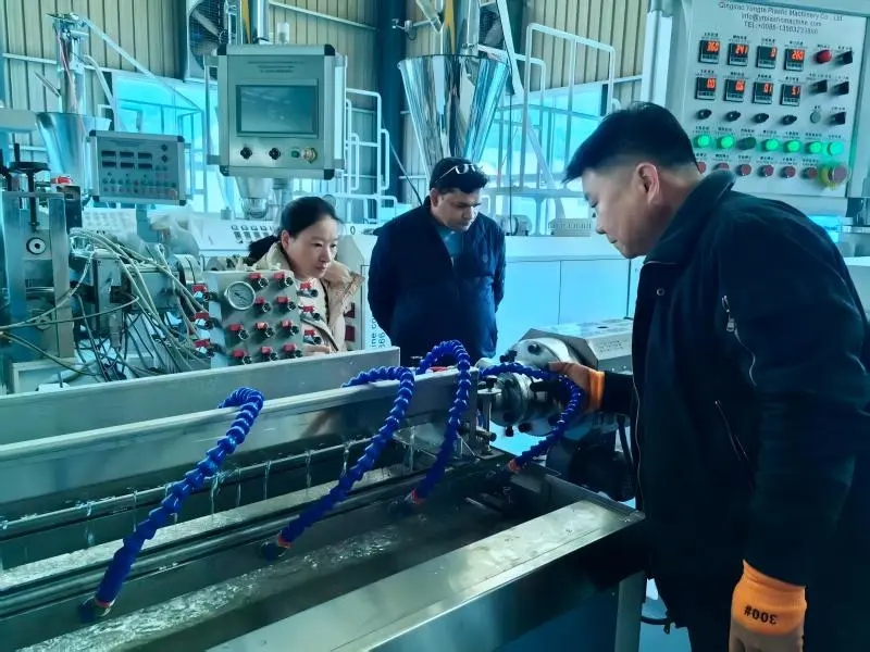 Macchina per tubi di irrigazione in gomma in funzione in loco per un cliente indiano