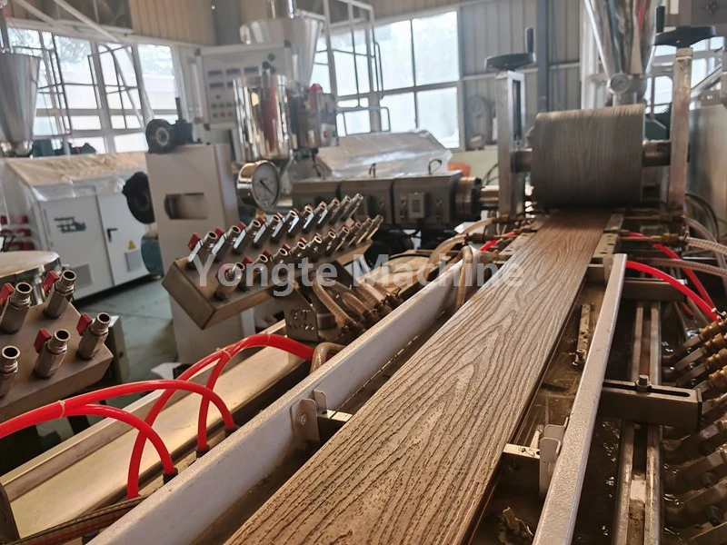 Yongte ha assistito il cliente nell'ottimizzazione della linea di estrusione di profili WPC con conseguente aumento del 40% dell'efficienza di produzione