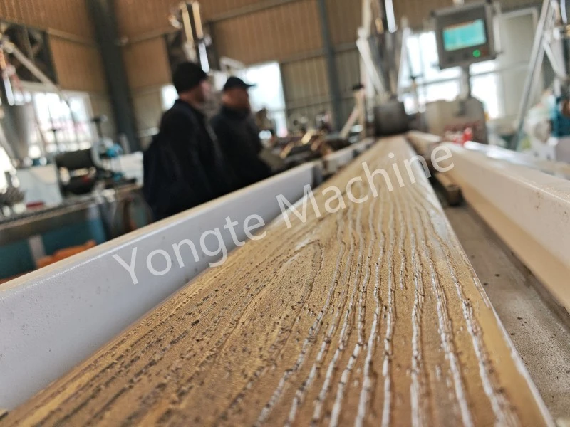 Linea di produzione di decking WPC che funziona stabilmente