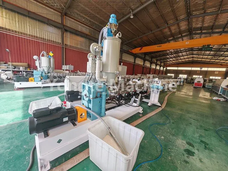 La linea di estrusione di tubi a tre strati PPR Yongte da 16-63 mm per clienti algerini ha completato con successo la messa in servizio e l'accettazione