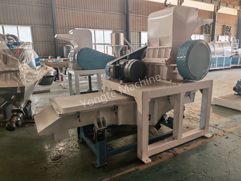 Frantoio per il riciclaggio della plastica con sistema di vagliatura vibrante integrato