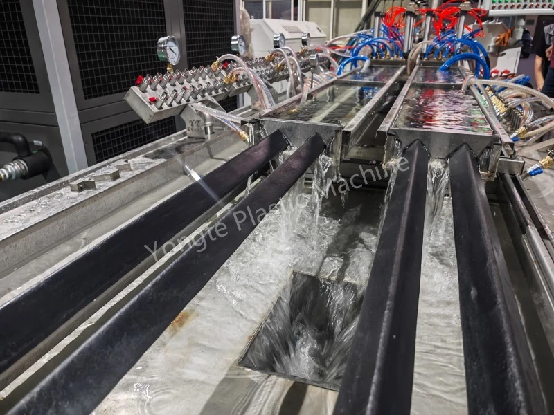 Consegna della linea di produzione di profili in plastica a 4 cavità in Giordania dopo la messa in servizio riuscita