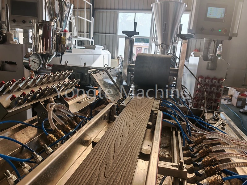 La macchina trasforma i rifiuti di plastica in un profilo WPC