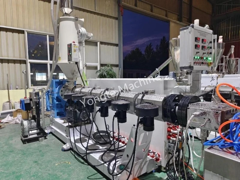 Macchina per la produzione di pali per recinzione per il riciclaggio di film plastici