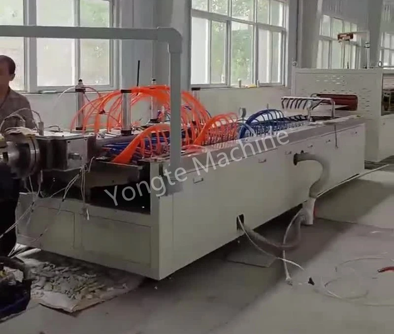 Linea di estrusione di pannelli murali in PVC installata con successo in Cina