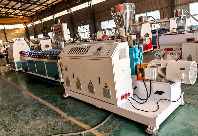 Macchina per la produzione di tubi in gomma