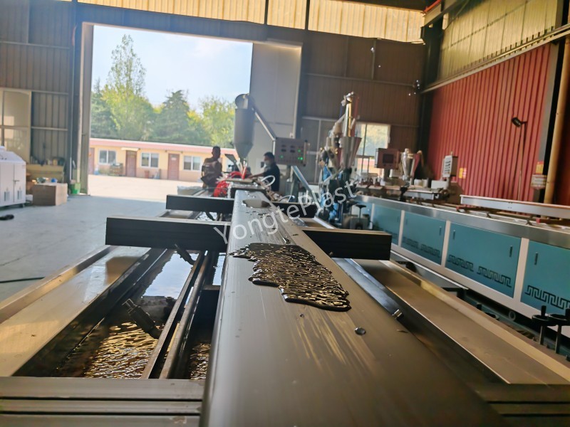 Macchina per la produzione di legname in plastica solida