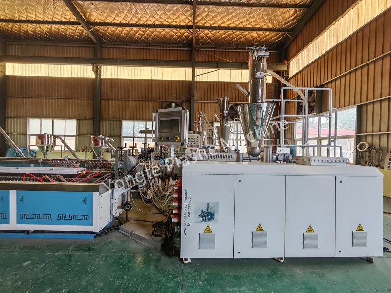 Macchina per estrusione di plastica per legno