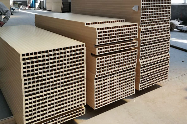 Applicazione per porte WPC