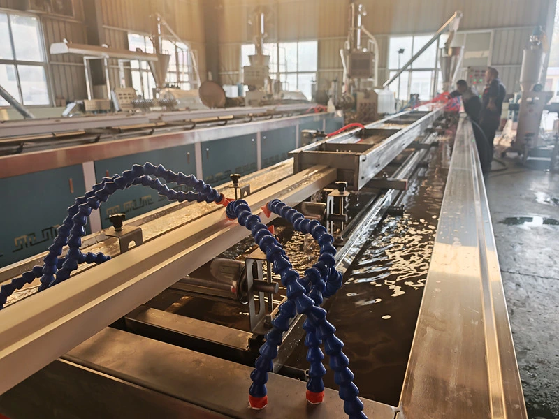 Macchina per la produzione di telai per porte WPC