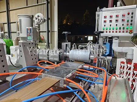 Macchina per la produzione di recinzioni WPC